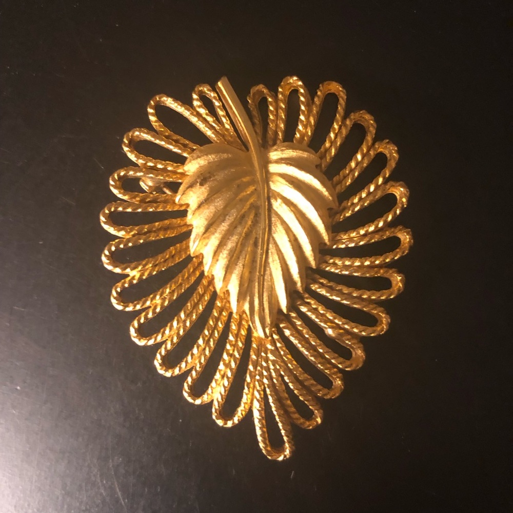 👑 Vintage Leaf Pin